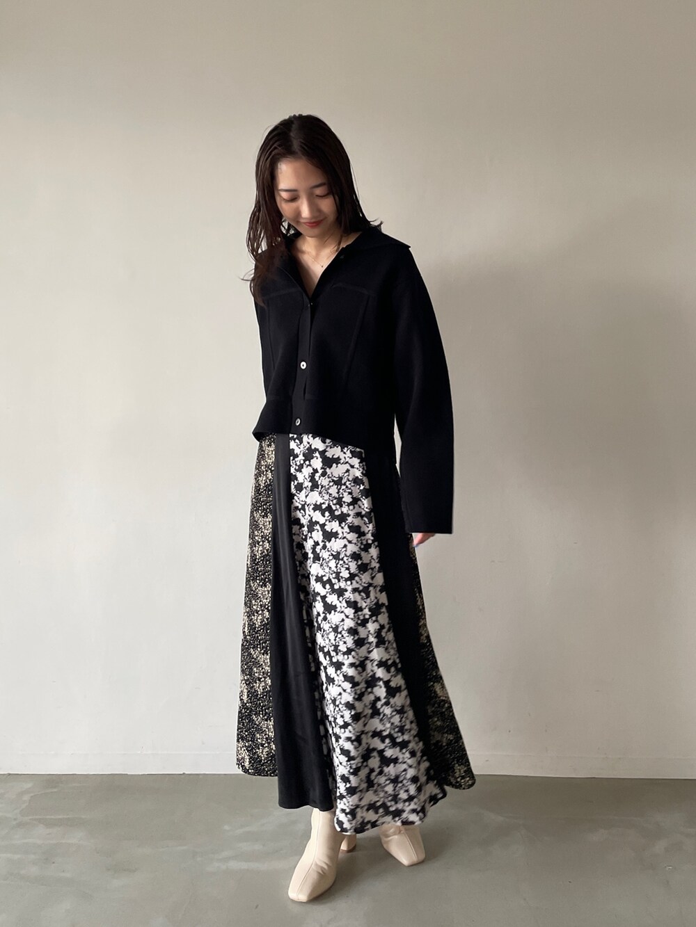 ブラック系のカーディガン/ボレロ、ホワイト系のブーツ、ブラック系のスカートを着用したレディースの夏コーディネートの2枚目の写真