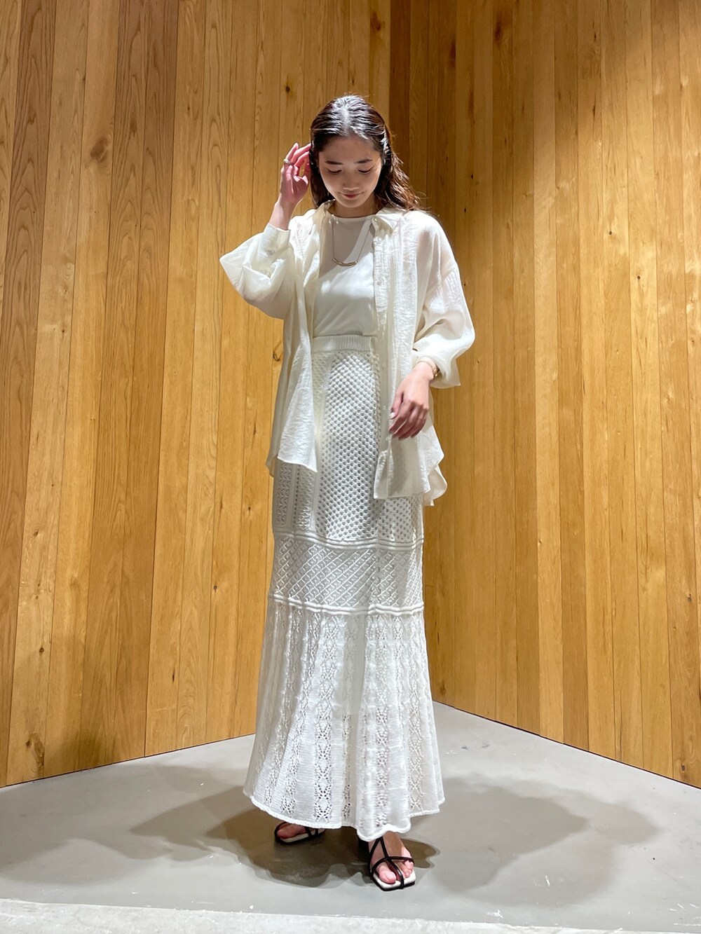 ホワイト系のTシャツ/カットソー、ホワイト系のシャツ/ブラウス、ブラック系のサンダルを着用したレディースの春コーディネートの2枚目の写真