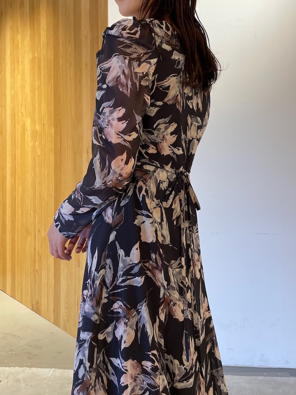 その他のサンダル、ブルー系のワンピースを着用したレディースの冬コーディネートの7枚目の写真