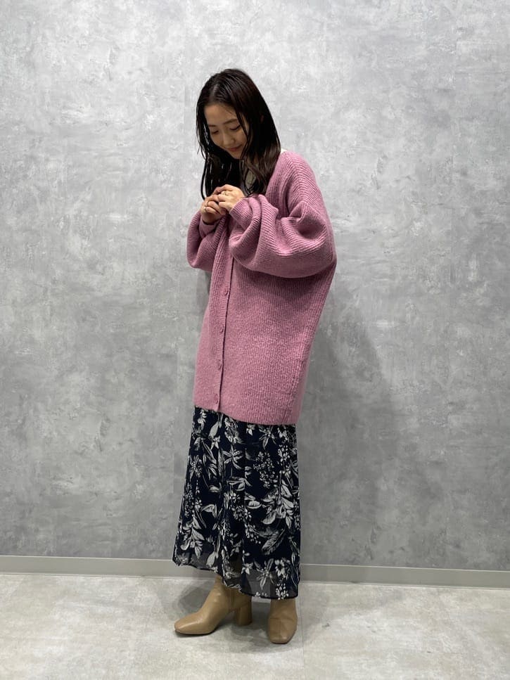 ブルー系のスカート、ブルー系のスカート、ベージュ系のブーツを着用したレディースの秋コーディネートの3枚目の写真