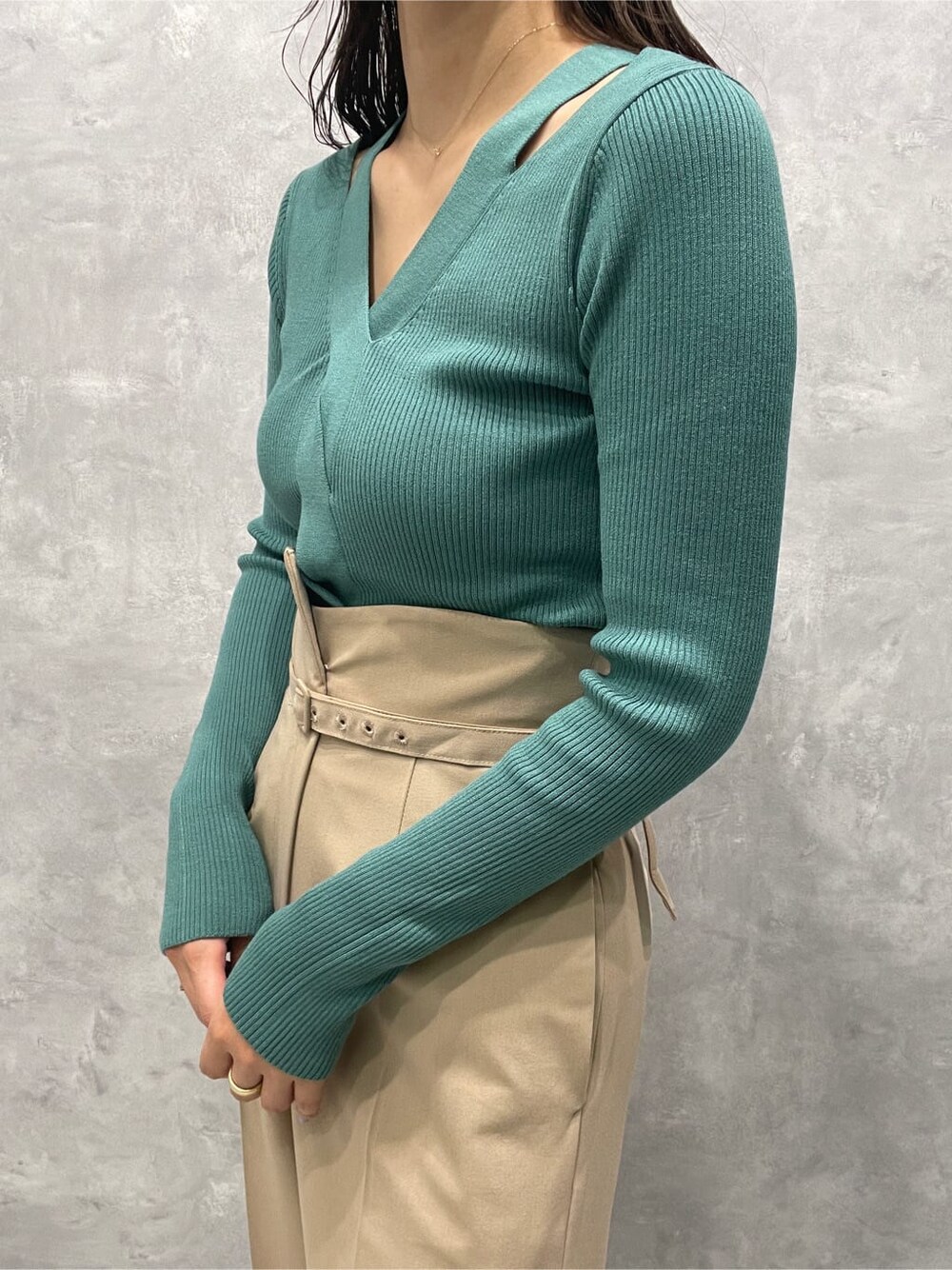 ベージュ系のブーツ、グリーン系のニット/セーター、ベージュ系のその他パンツを着用したレディースの夏コーディネートの6枚目の写真