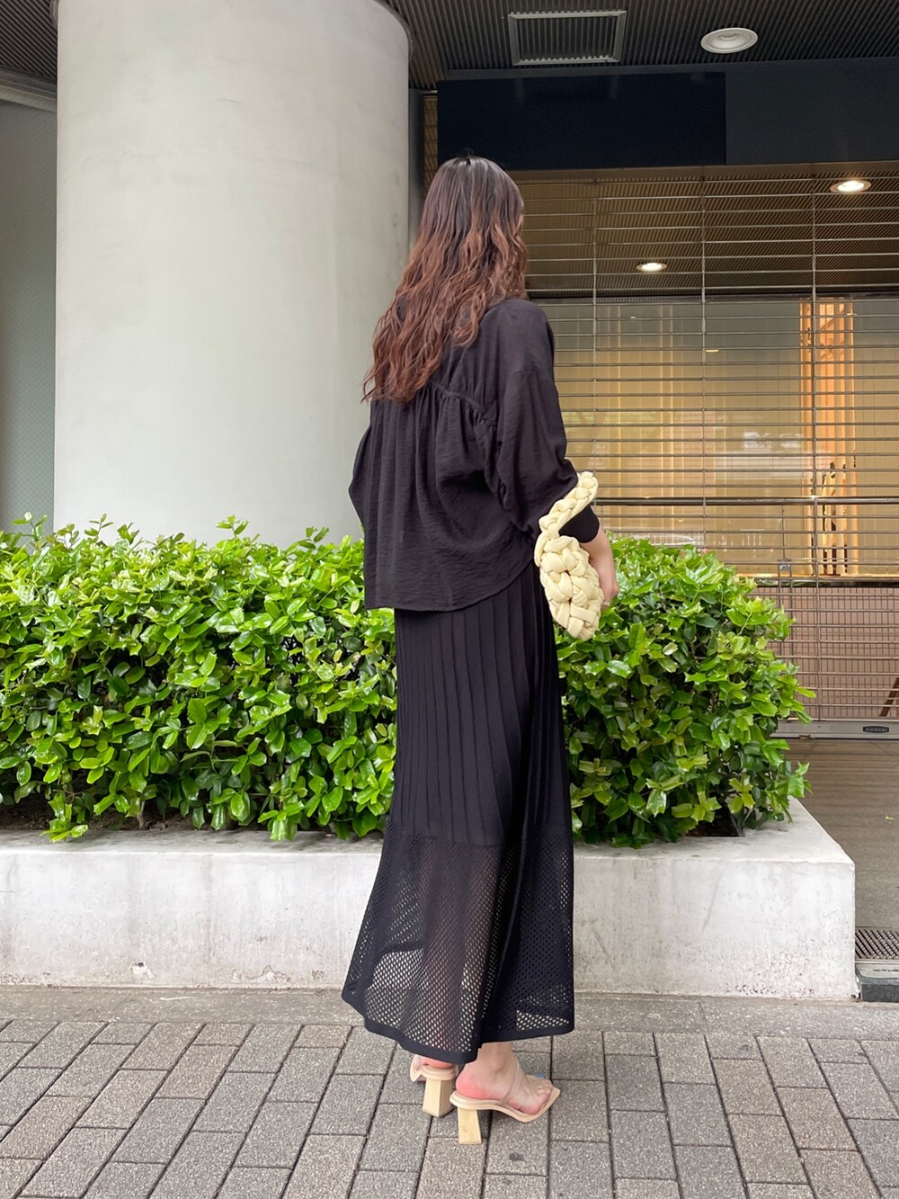 ブラック系のシャツ/ブラウス、ベージュ系のハンドバッグ、ブラック系のワンピースを着用したレディースの春コーディネートの4枚目の写真