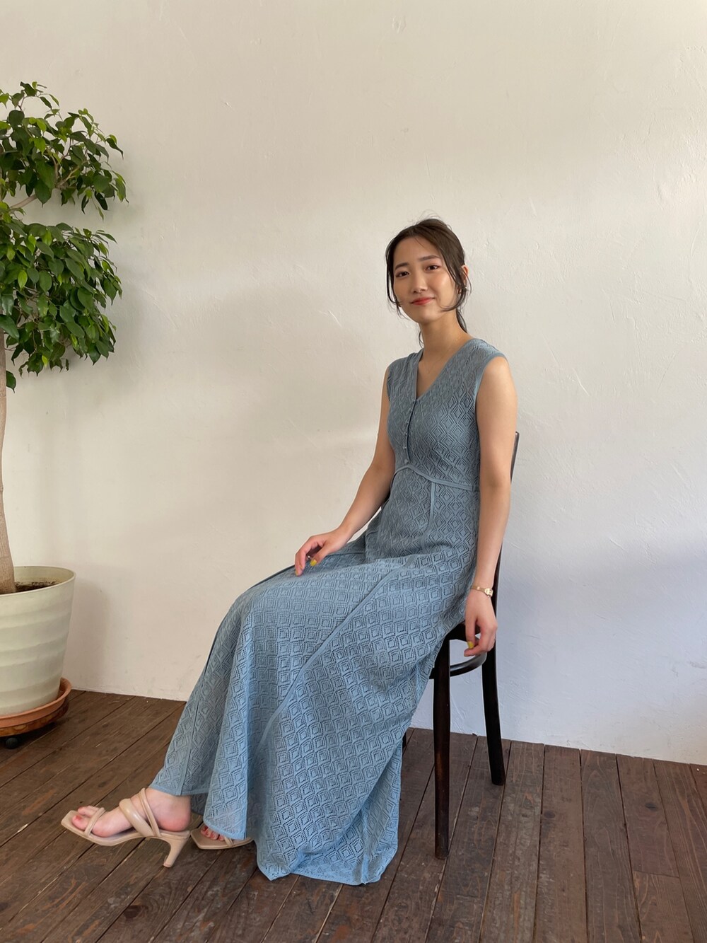 ベージュ系のサンダル、ブルー系のワンピースを着用したレディースの春コーディネートの7枚目の写真