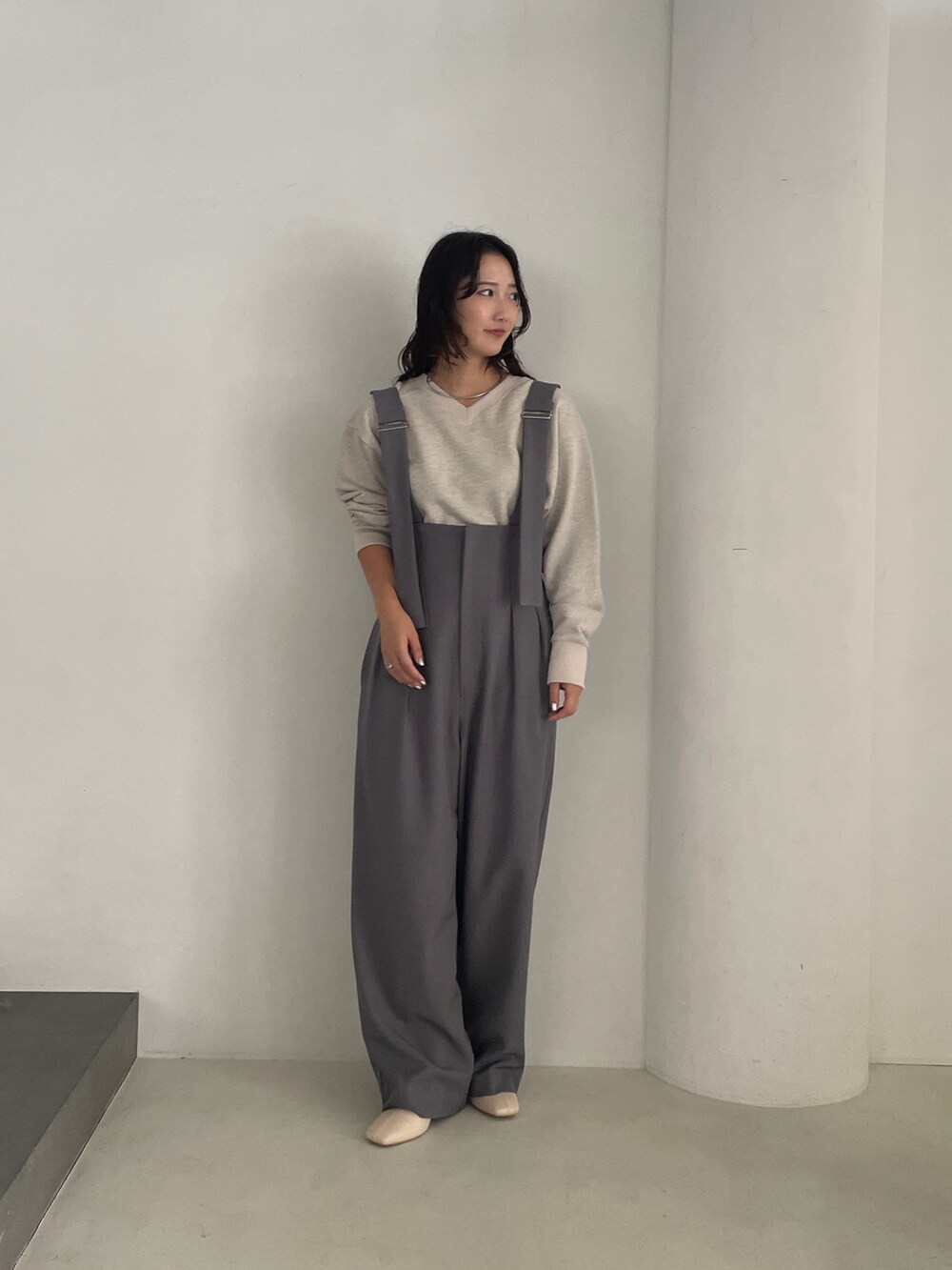 ベージュ系のスウェット、グレー系のその他パンツを着用したレディースの秋コーディネートの5枚目の写真