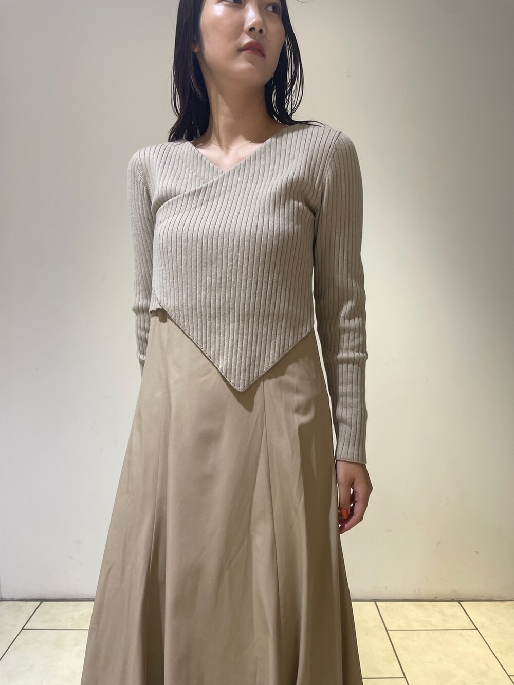 ベージュ系のワンピース、ホワイト系のブーツを着用したレディースの秋コーディネートの6枚目の写真