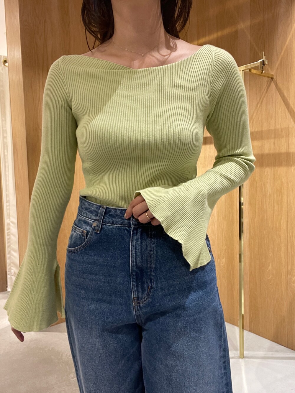 ブルー系のデニムパンツ、ホワイト系のブルゾン、グリーン系のニット/セーターを着用したレディースの秋コーディネートの8枚目の写真