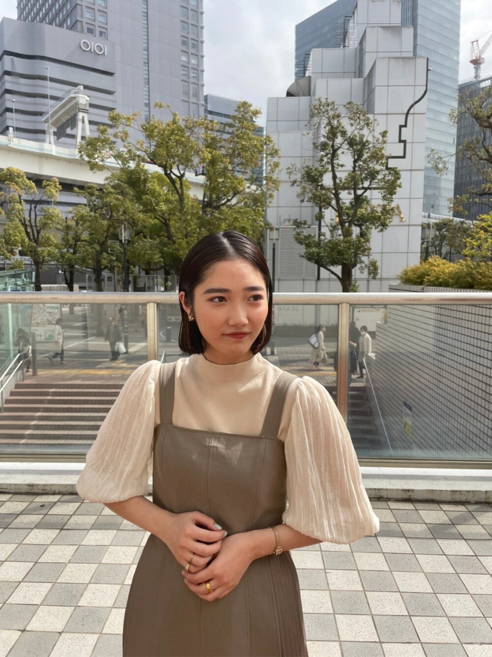 その他のパンプス、ベージュ系のワンピース、ベージュ系のニット/セーターを着用したレディースの春コーディネートの3枚目の写真