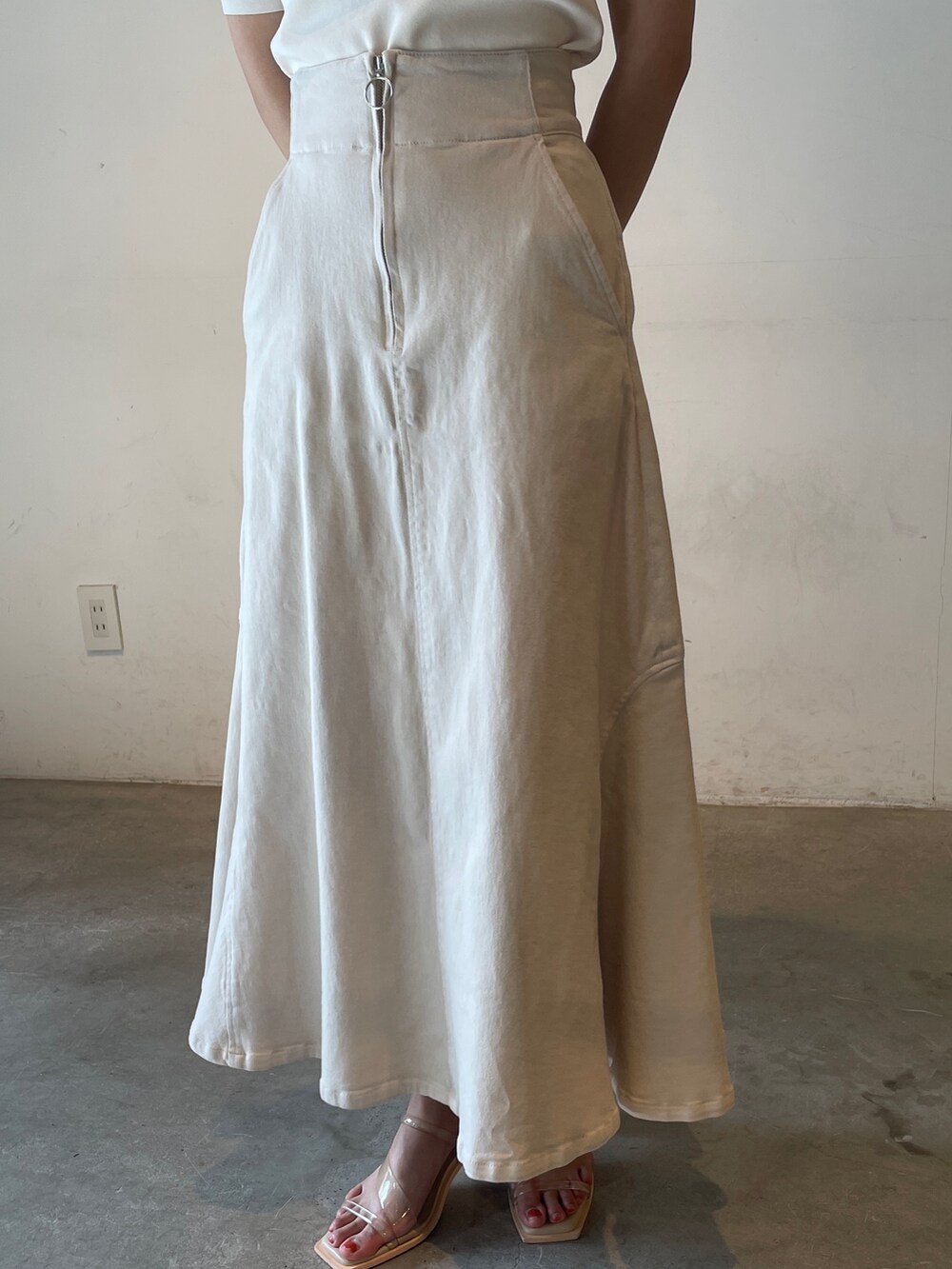 その他のサンダル、ホワイト系のニット/セーター、ベージュ系のテーラードジャケットを着用したレディースの冬コーディネートの10枚目の写真