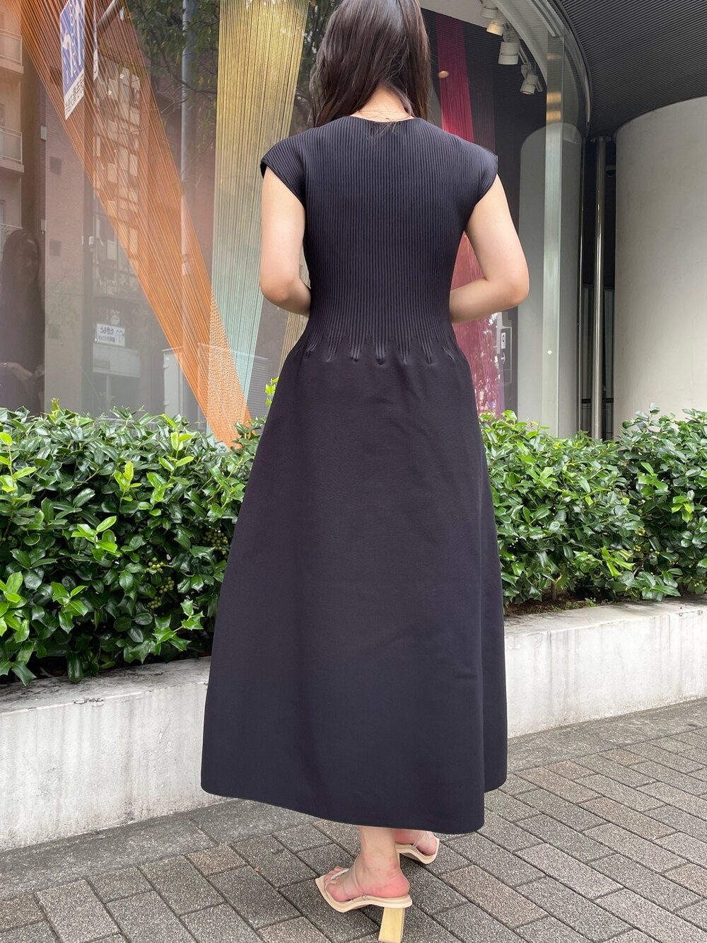 その他のサンダル、ブラック系のワンピースを着用したレディースの冬コーディネートの5枚目の写真