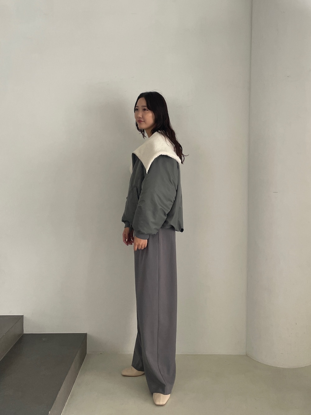 グレー系のその他パンツ、ベージュ系のスウェット、グリーン系のMA-1を着用したレディースの冬コーディネートの4枚目の写真