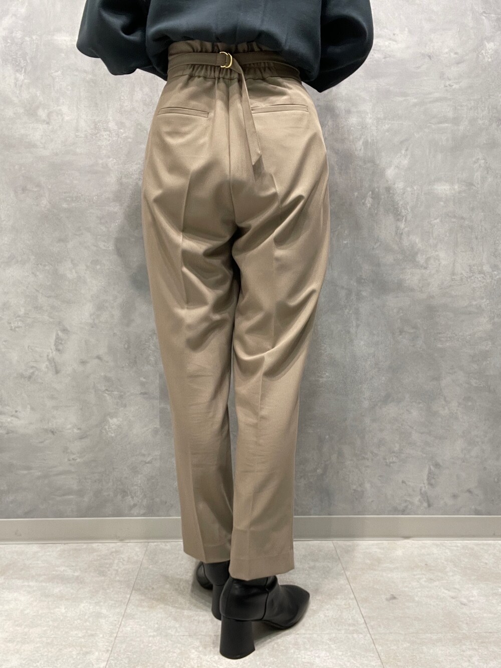 ブラック系のブーツ、ベージュ系のその他パンツ、ホワイト系のカーディガン/ボレロを着用したレディースの冬コーディネートの10枚目の写真