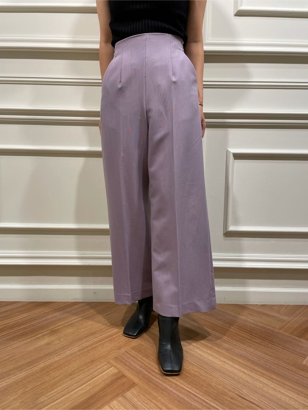 パープル系のその他パンツ、ブラック系のその他シューズ、ブラック系のニット/セーターを着用したレディースの夏コーディネートの6枚目の写真