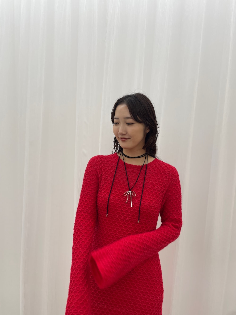 ブラック系のローファー、レッド系のワンピース、シルバー系のチョーカーを着用したレディースの秋コーディネートの6枚目の写真