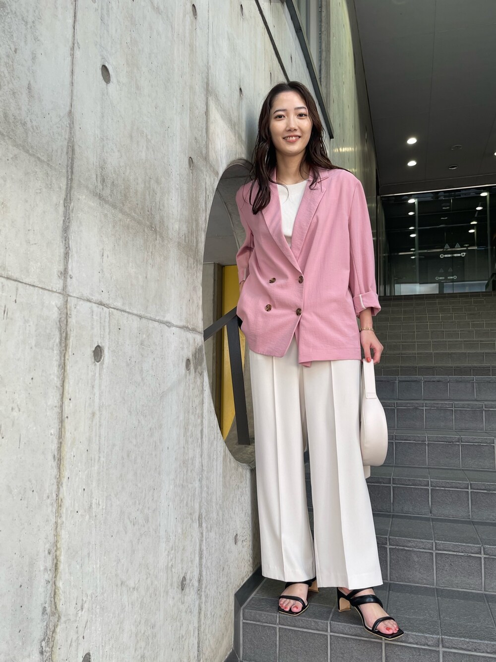 ホワイト系のその他パンツ、ピンク系のテーラードジャケット、ホワイト系のニット/セーターを着用したレディースの冬コーディネートの2枚目の写真