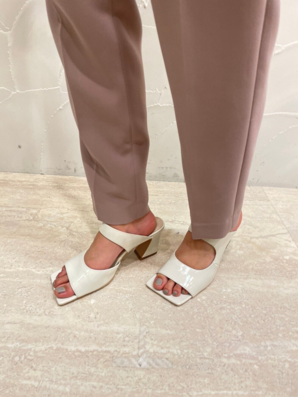 ピンク系のその他パンツ、ホワイト系のサンダル、ベージュ系のニット/セーターを着用したレディースの春コーディネートの7枚目の写真