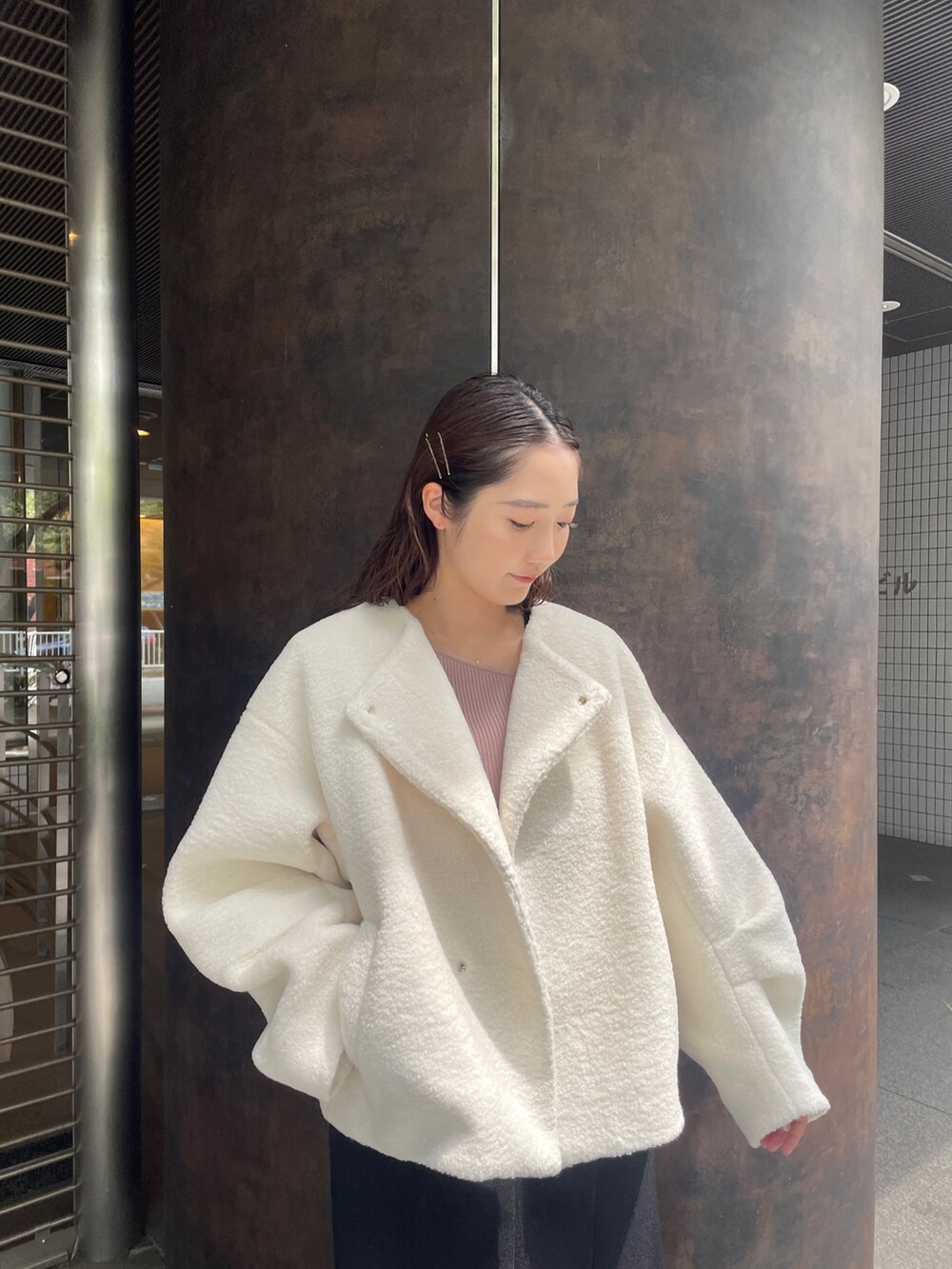 ブラック系のジャンパースカート、ピンク系のニット/セーター、ブラック系のブーツを着用したレディースの夏コーディネートの8枚目の写真