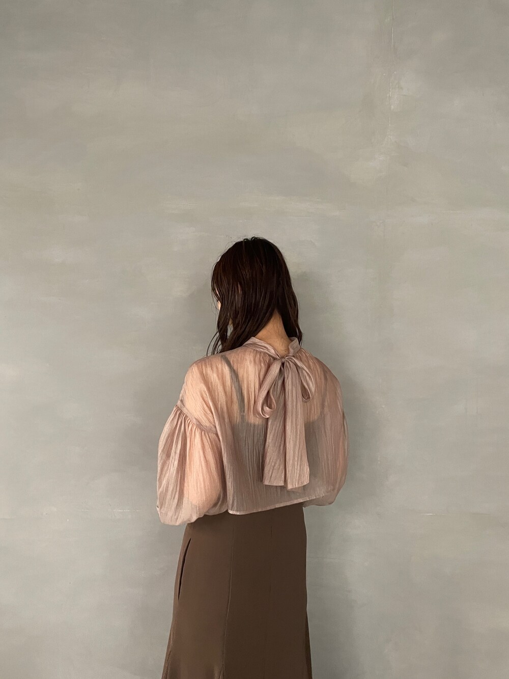 ベージュ系のパンプス、ブラウン系のドレスを着用したレディースの夏コーディネートの9枚目の写真