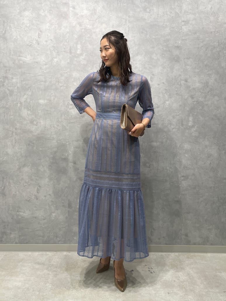 ゴールド系のパンプス、ゴールド系のクラッチバッグ、ブルー系のドレスを着用したレディースの夏コーディネートの4枚目の写真