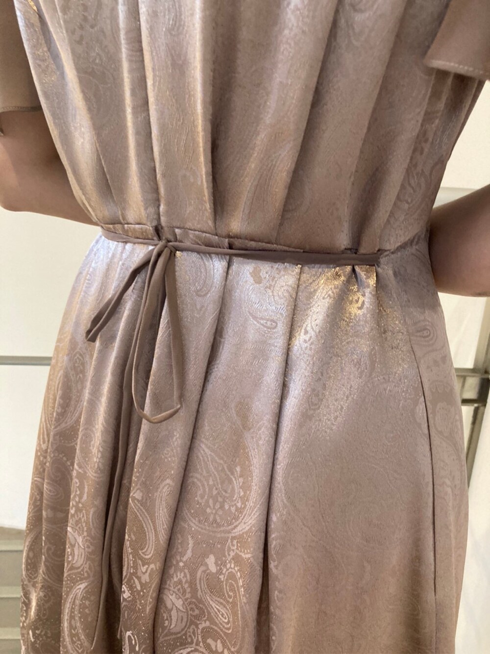 その他のパンプス、ベージュ系のパンツドレス、ホワイト系のネックレスを着用したレディースの冬コーディネートの6枚目の写真