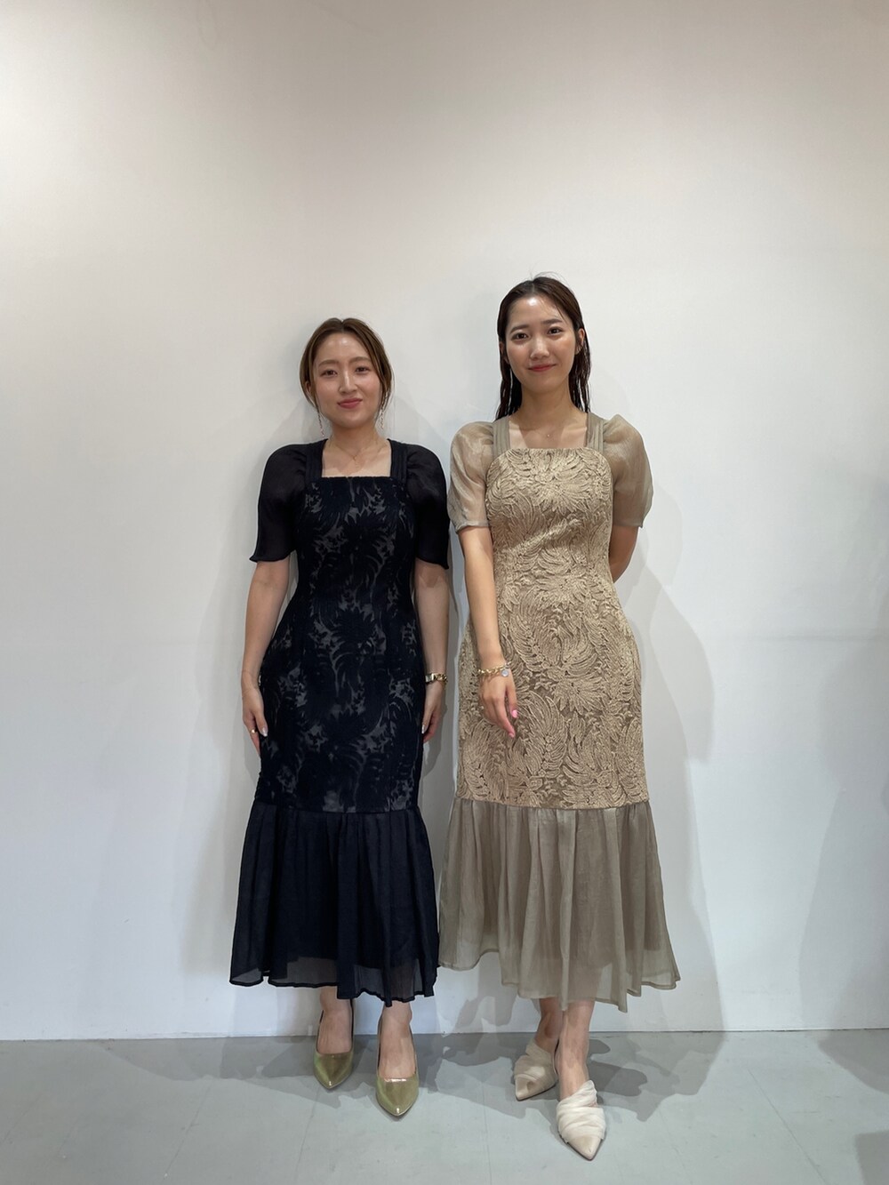ベージュ系のパンプス、ベージュ系のドレスを着用したレディースの夏コーディネートの10枚目の写真