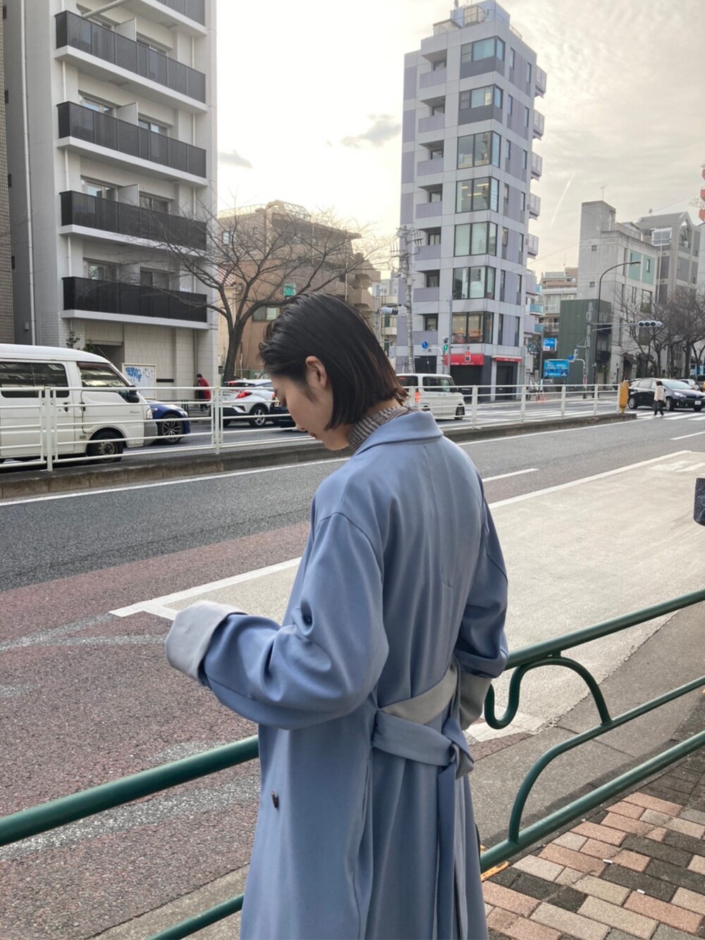 ブルー系のその他アウター、ブルー系のその他パンツ、ブラウン系のパンプスを着用したレディースの冬コーディネートの3枚目の写真