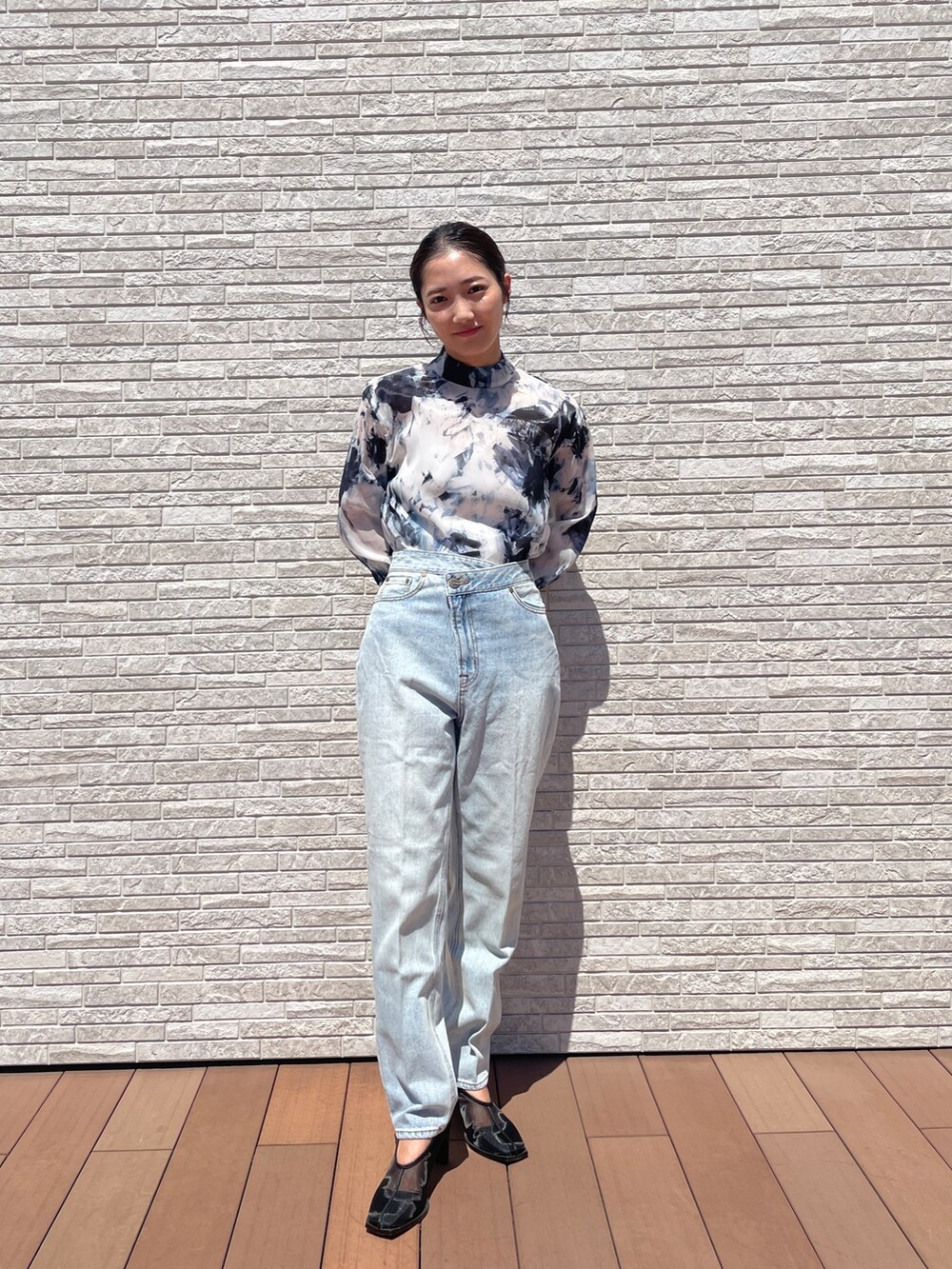 ブルー系のデニムパンツ、ブルー系のシャツ/ブラウス、ホワイト系のカーディガン/ボレロを着用したレディースの秋コーディネートの6枚目の写真