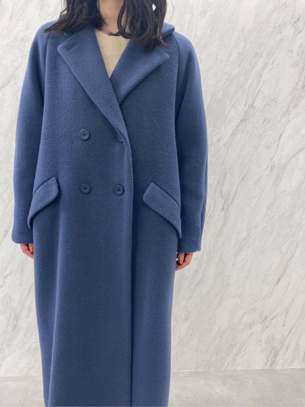 ベージュ系のブーツ、ブルー系のその他アウター、ホワイト系のワンピースを着用したレディースの夏コーディネートの3枚目の写真