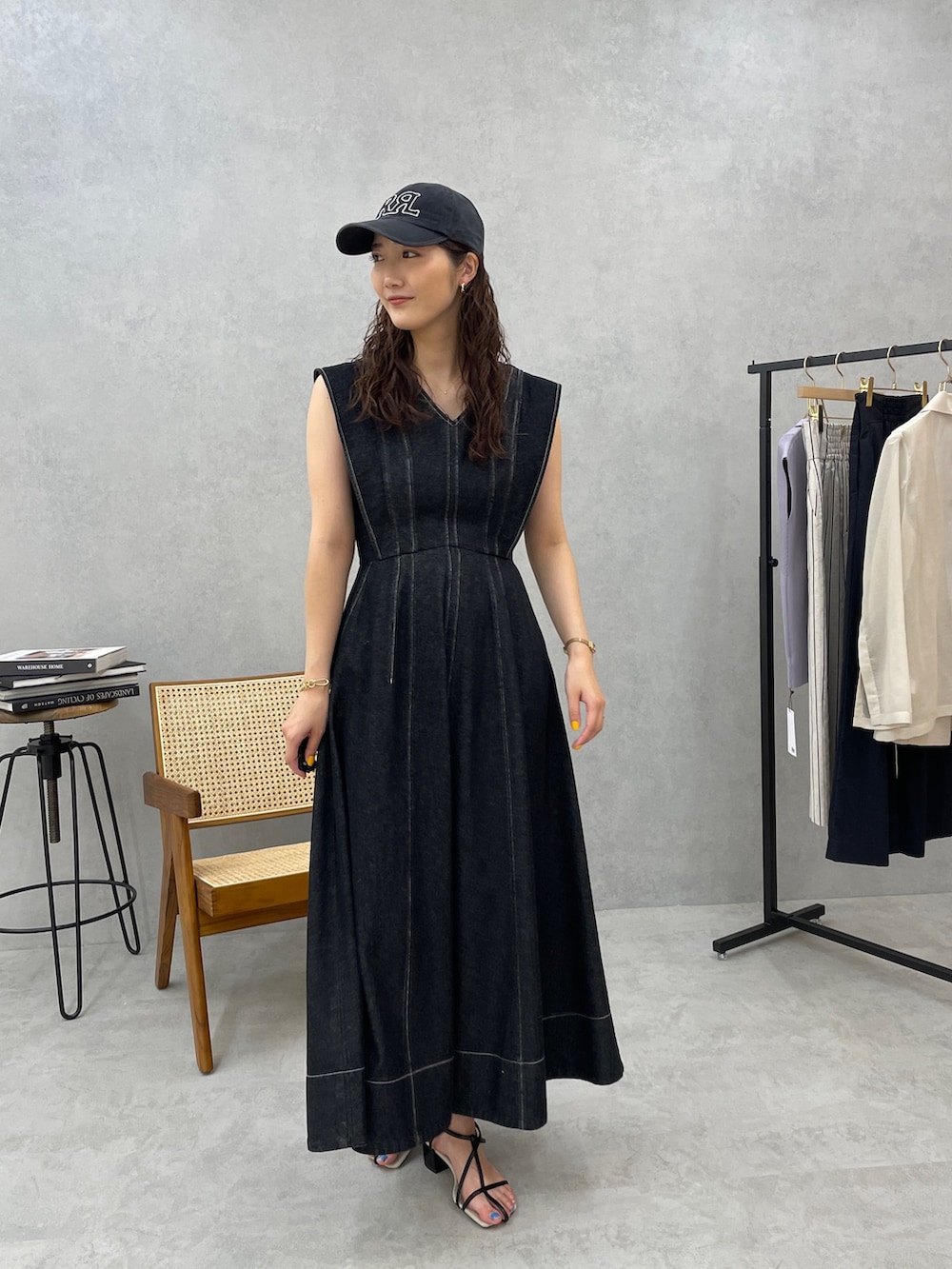 ブラック系のサンダル、ブラック系のワンピースを着用したレディースの春コーディネートの4枚目の写真