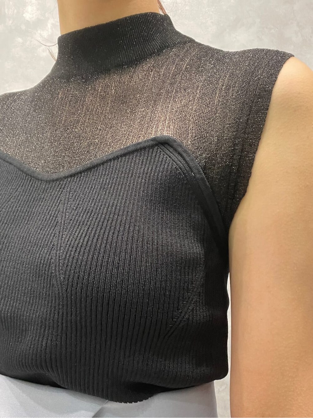 ホワイト系のサンダル、ブラック系のニット/セーター、ブルー系のスカートを着用したレディースの夏コーディネートの7枚目の写真