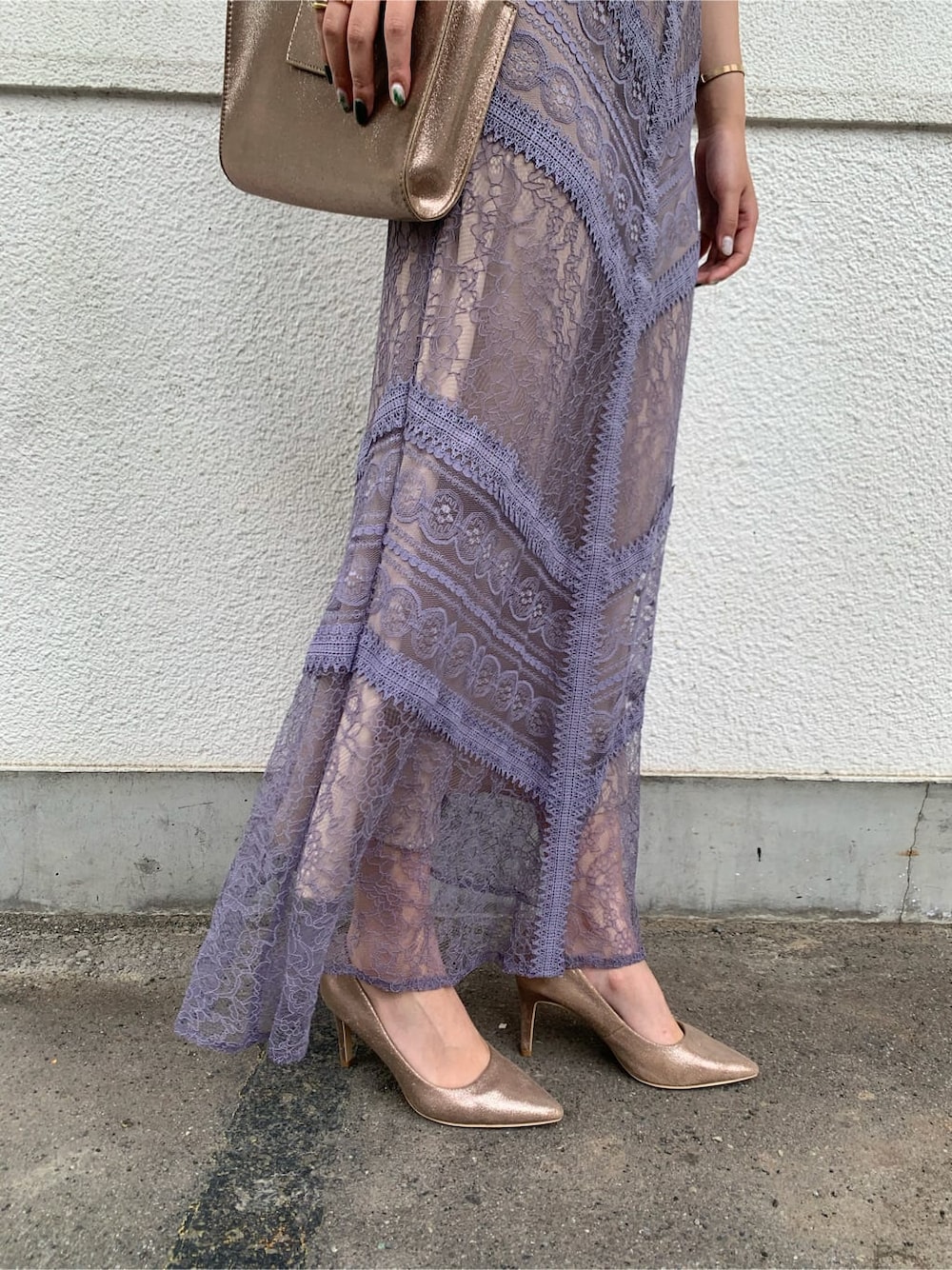 ゴールド系のハンドバッグ、パープル系のドレスを着用したレディースの夏コーディネートの7枚目の写真