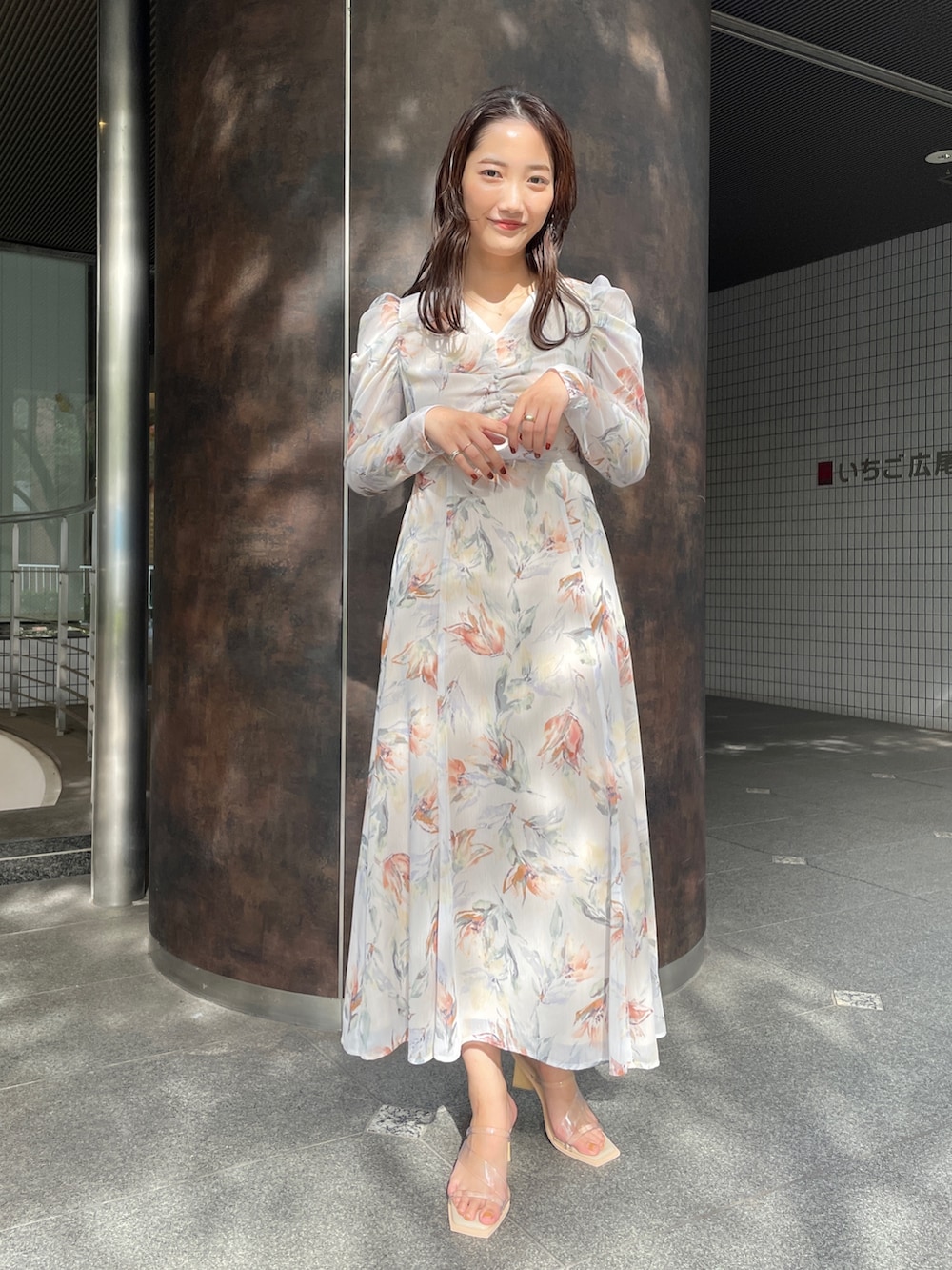 その他のサンダル、ホワイト系のワンピースを着用したレディースの冬コーディネートの2枚目の写真