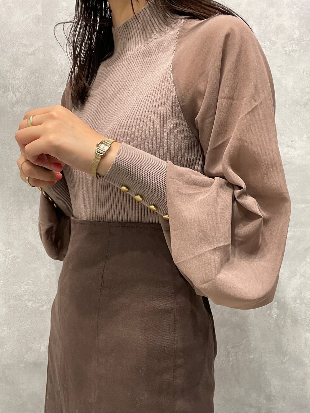 ベージュ系のブーツ、ブラウン系のスカート、ベージュ系のニット/セーターを着用したレディースの秋コーディネートの7枚目の写真