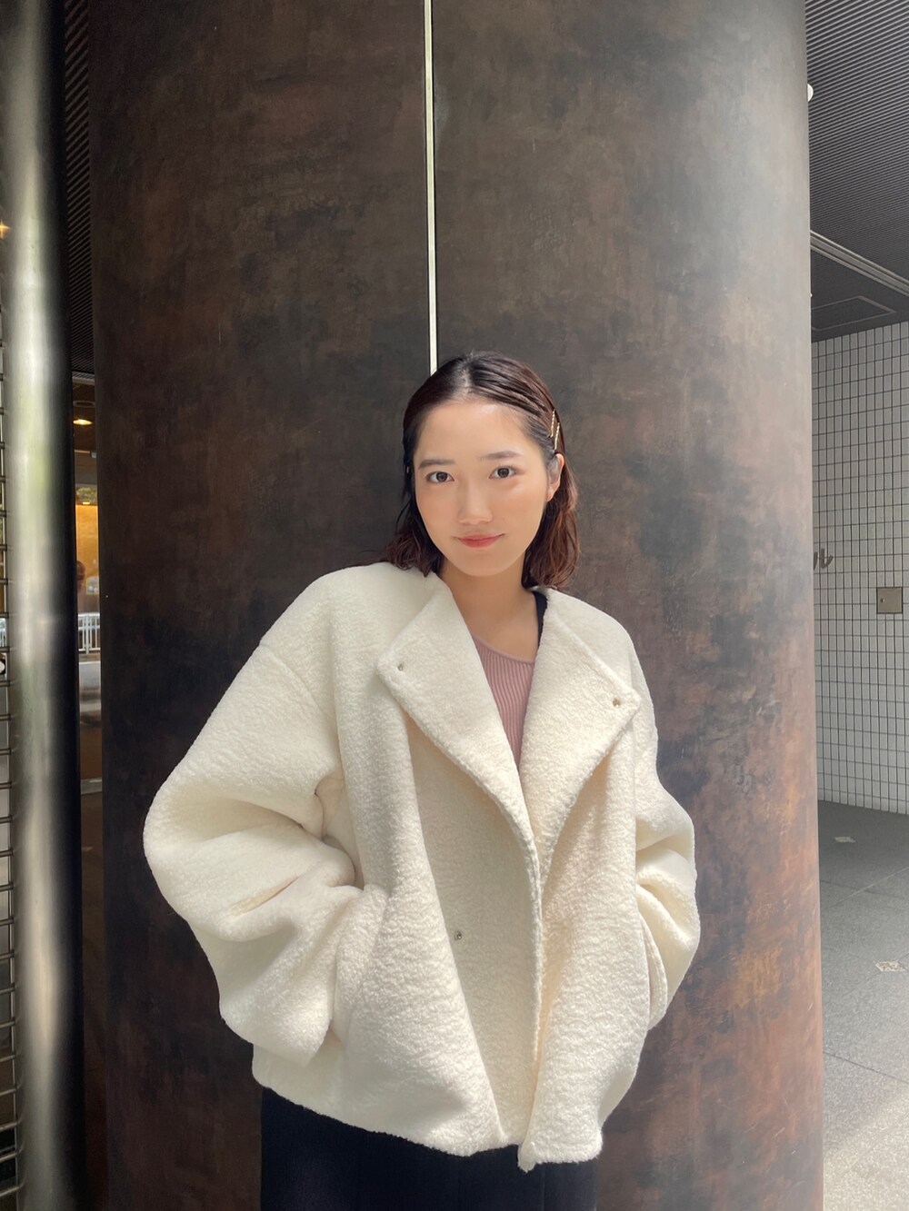 ブラック系のジャンパースカート、ピンク系のニット/セーター、ブラック系のブーツを着用したレディースの夏コーディネートの7枚目の写真