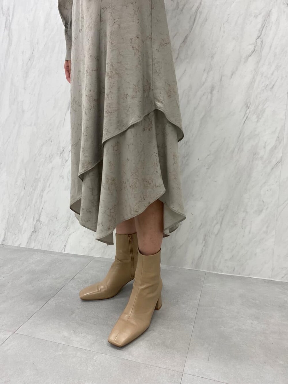 ベージュ系のブーツ、グレー系のワンピースを着用したレディースの夏コーディネートの7枚目の写真