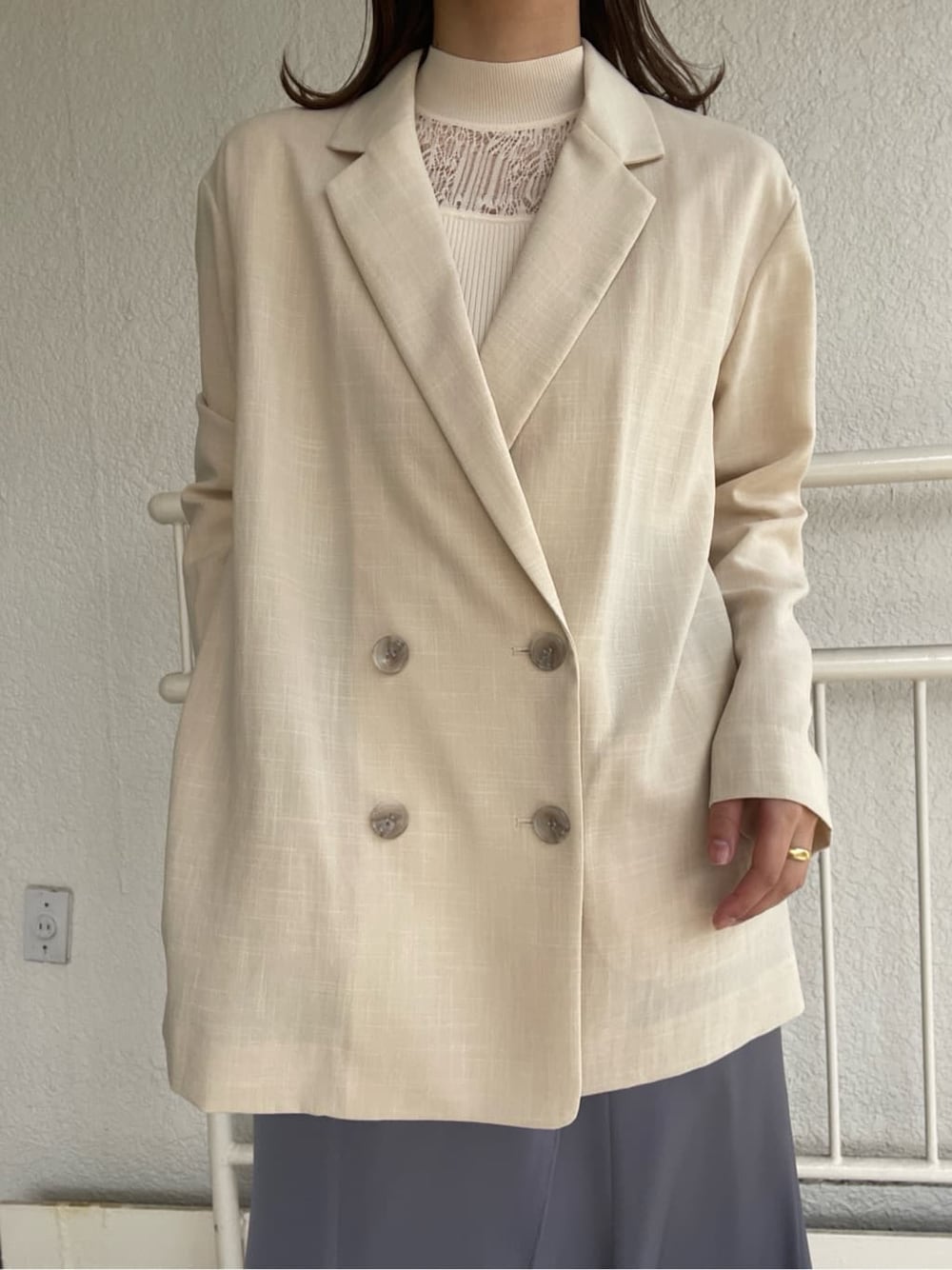 ホワイト系のニット/セーター、ベージュ系のブーツ、ブルー系のスカートを着用したレディースの春コーディネートの6枚目の写真