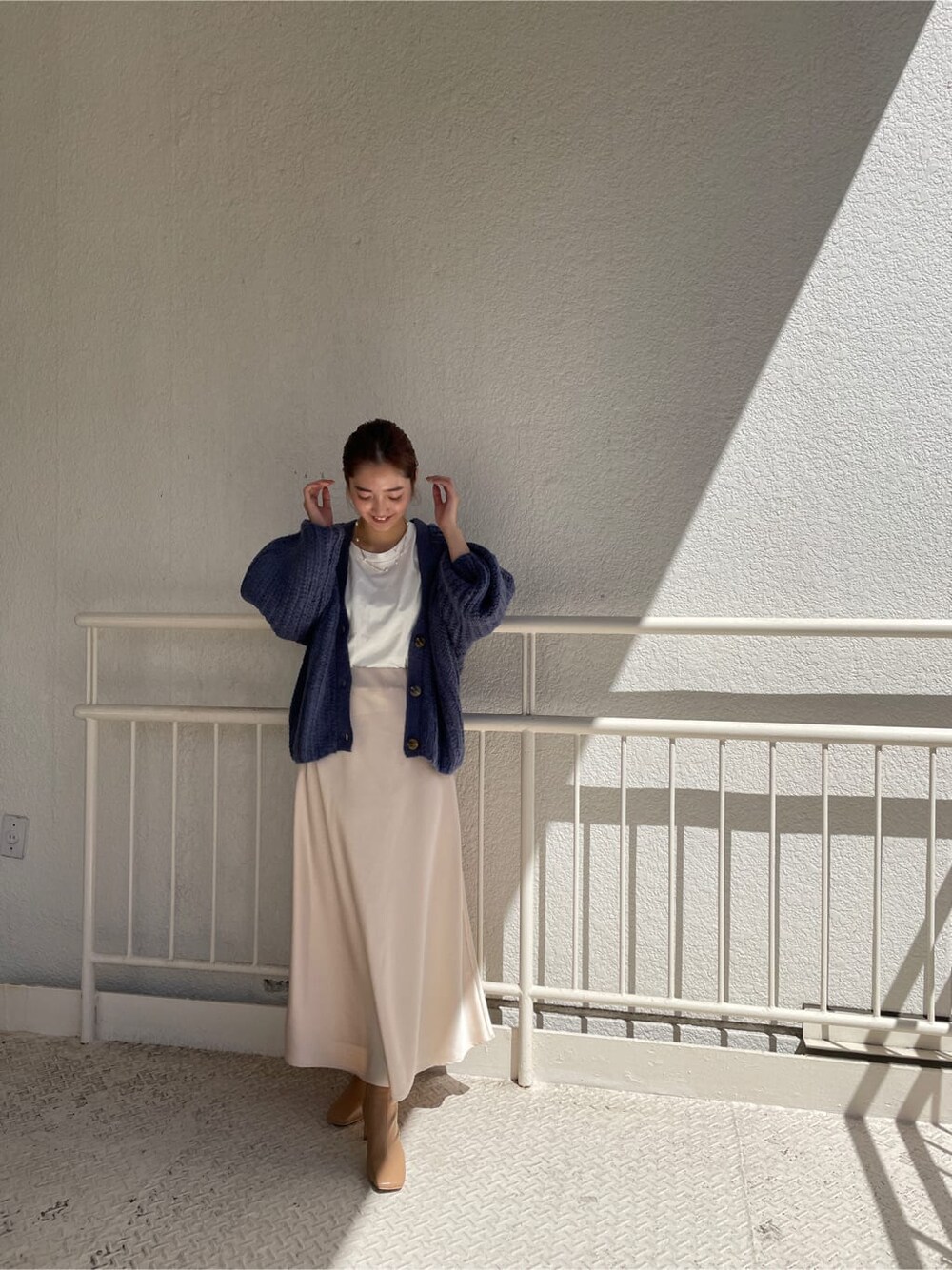 ホワイト系のスカート、ベージュ系のその他シューズ、ホワイト系のTシャツ/カットソーを着用したレディースの秋コーディネートの3枚目の写真