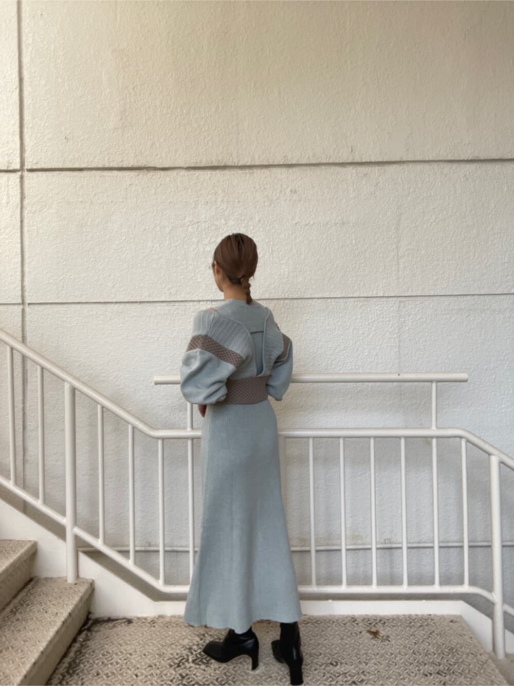 ブラック系のその他シューズ、ブルー系のワンピースを着用したレディースの冬コーディネートの3枚目の写真