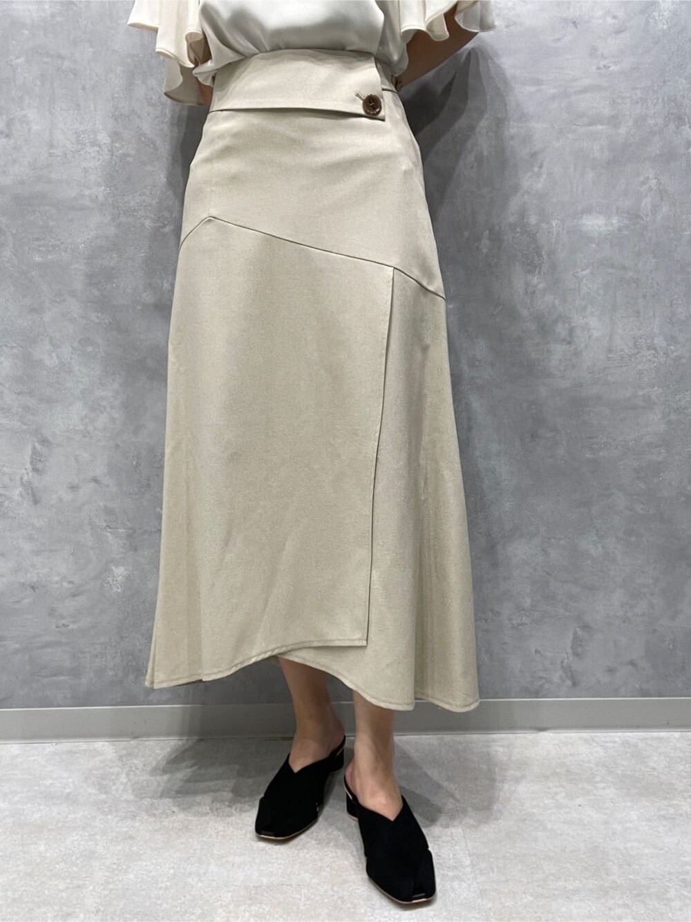 ブラック系のサンダル、ホワイト系のスカート、ホワイト系のシャツ/ブラウスを着用したレディースの夏コーディネートの8枚目の写真