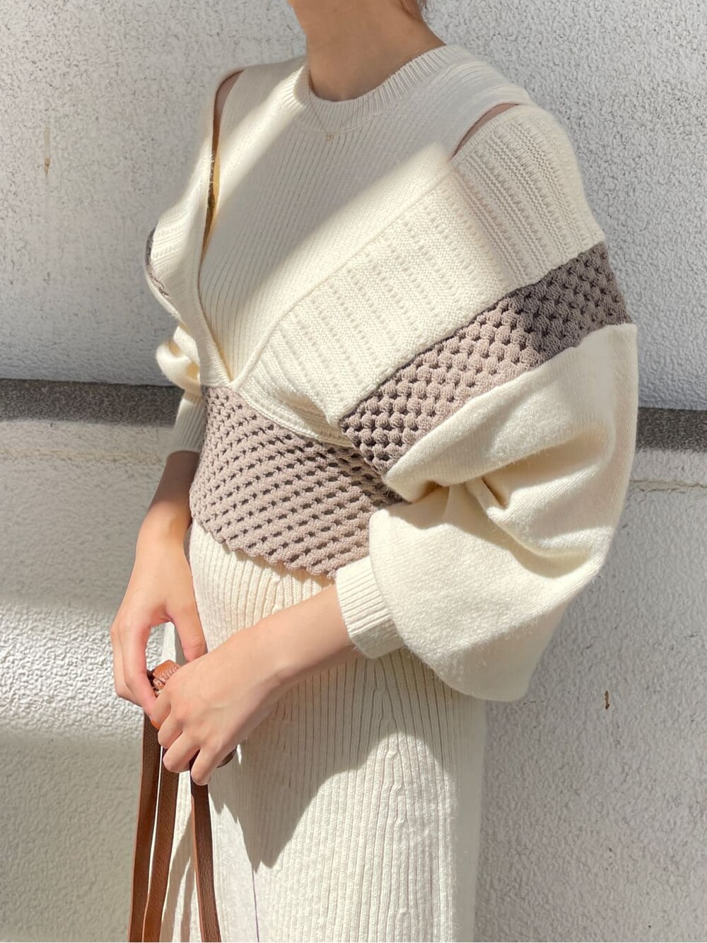 ベージュ系のその他シューズ、ホワイト系のワンピース、ブラウン系のショルダーバッグを着用したレディースの秋コーディネートの4枚目の写真