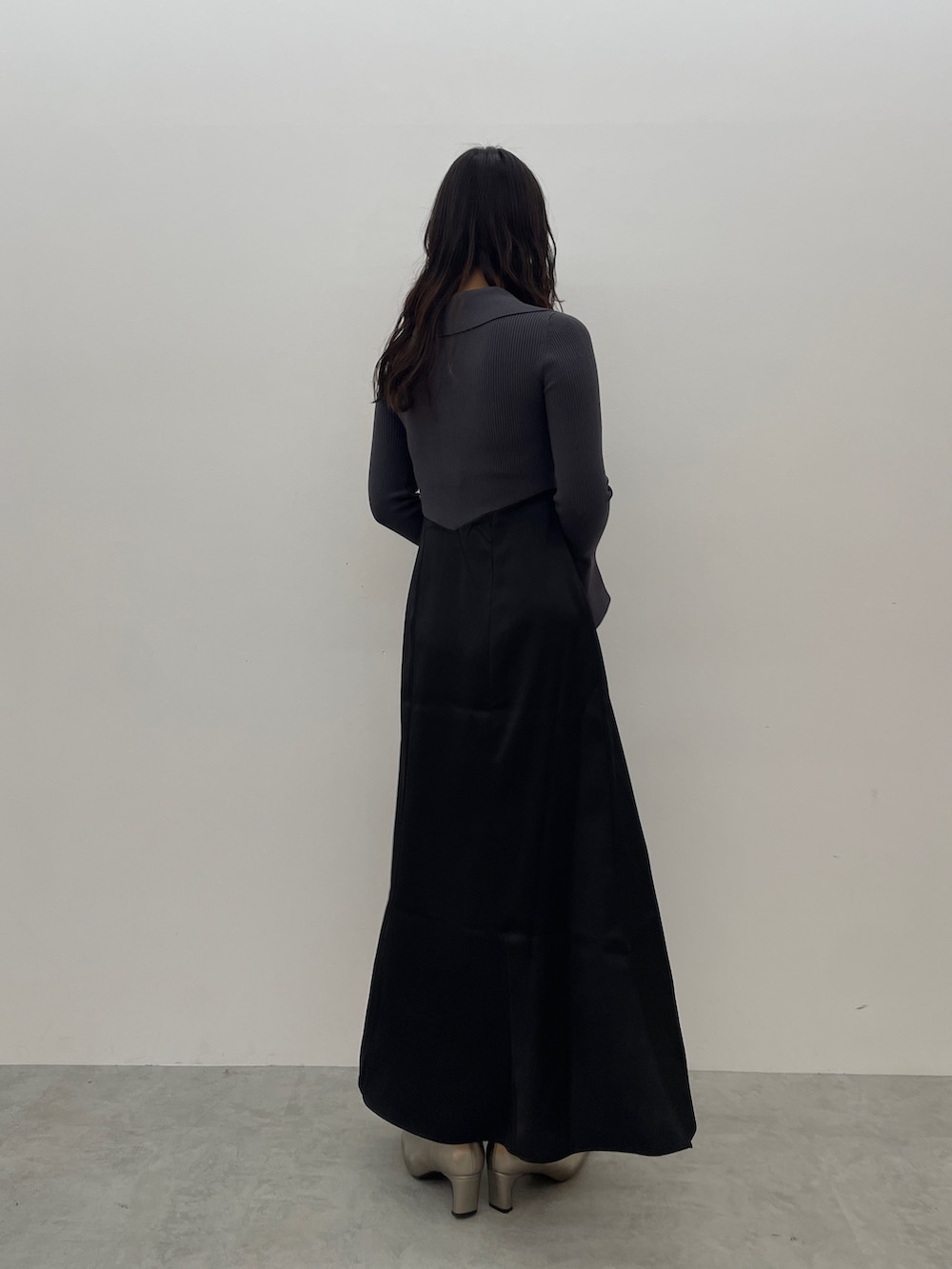 グレー系のワンピース、シルバー系のブーツを着用したレディースの秋コーディネートの4枚目の写真