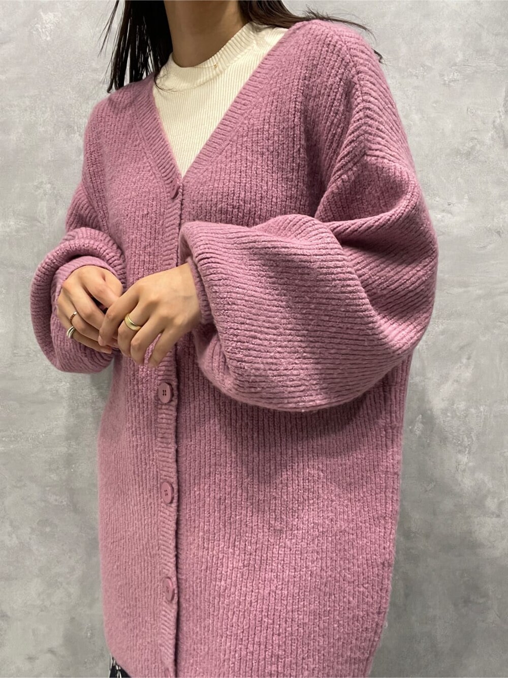 ブルー系のスカート、ブルー系のスカート、ベージュ系のブーツを着用したレディースの秋コーディネートの7枚目の写真