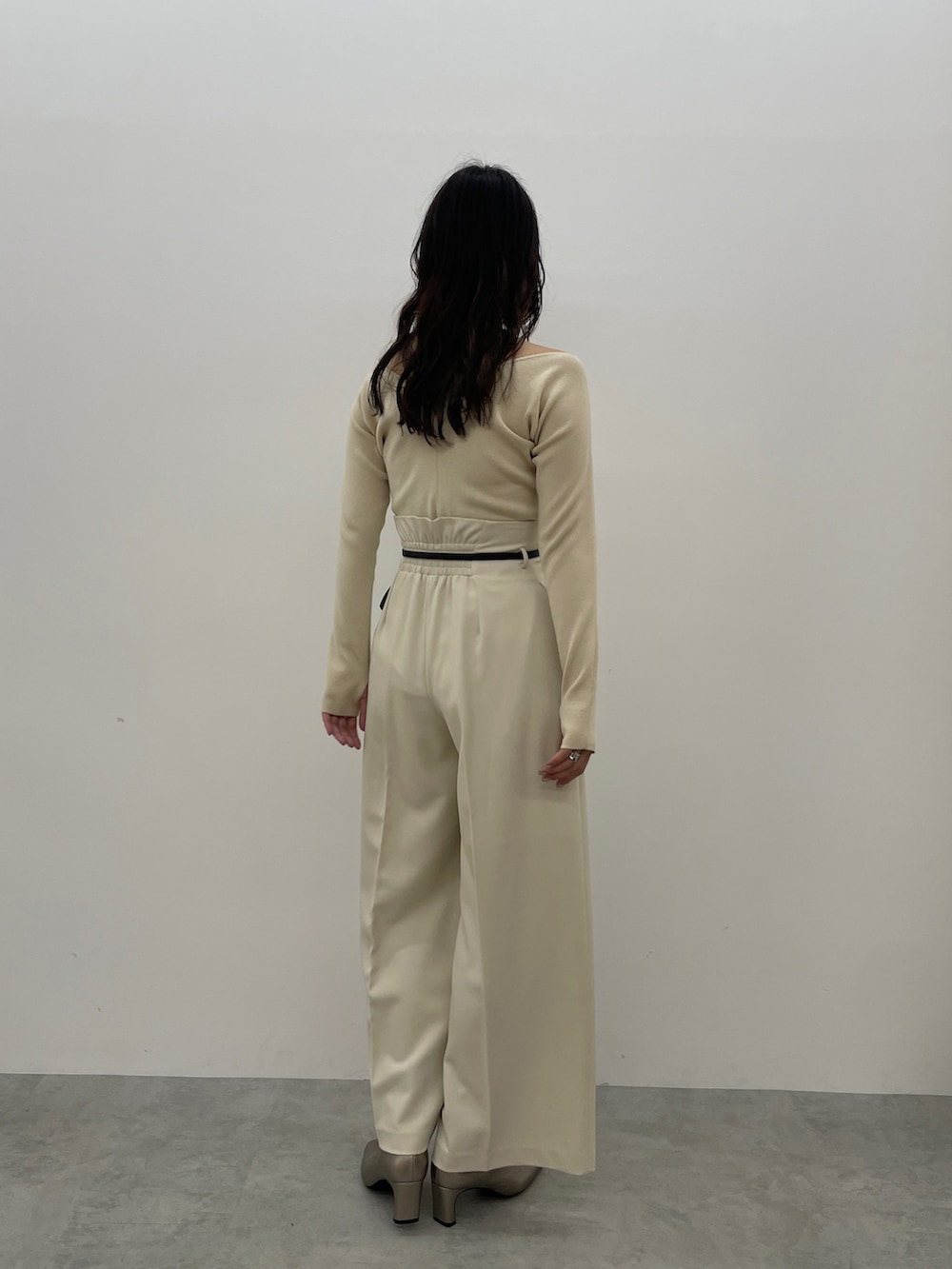 シルバー系のブーツ、ホワイト系のその他パンツ、ホワイト系のニット/セーターを着用したレディースの秋コーディネートの6枚目の写真