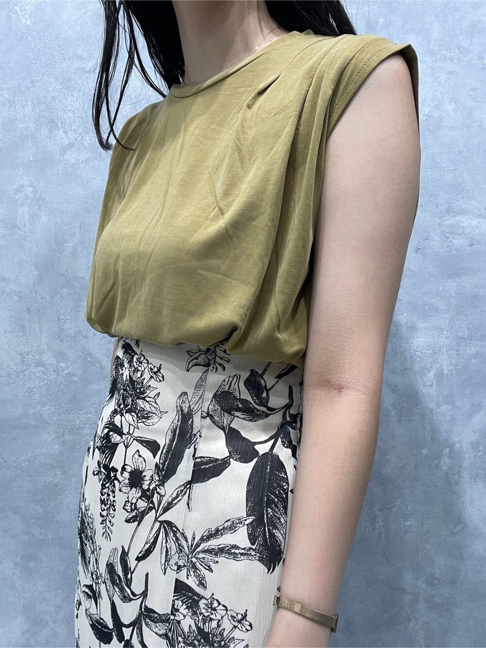 ホワイト系のサンダル、ベージュ系のスカート、ベージュ系のTシャツ/カットソーを着用したレディースの夏コーディネートの5枚目の写真