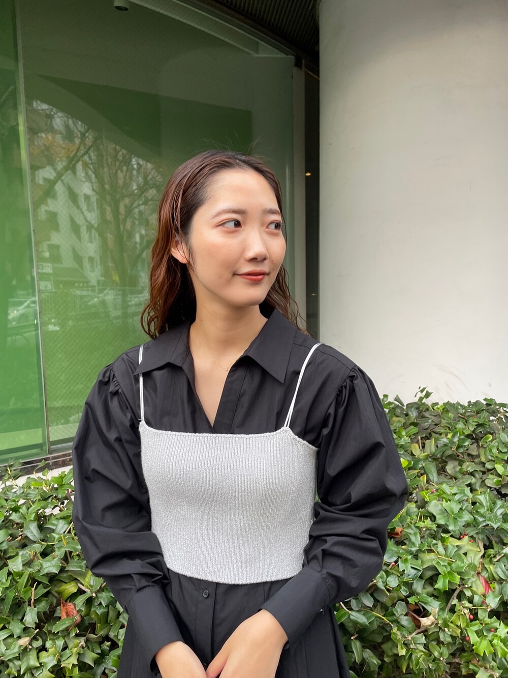 ブラック系のスニーカー、ブラック系のシャツワンピースを着用したレディースの冬コーディネートの6枚目の写真