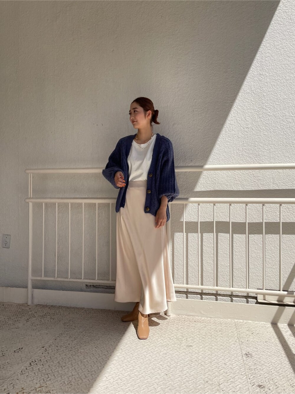 ホワイト系のスカート、ベージュ系のその他シューズ、ホワイト系のTシャツ/カットソーを着用したレディースの秋コーディネートの2枚目の写真