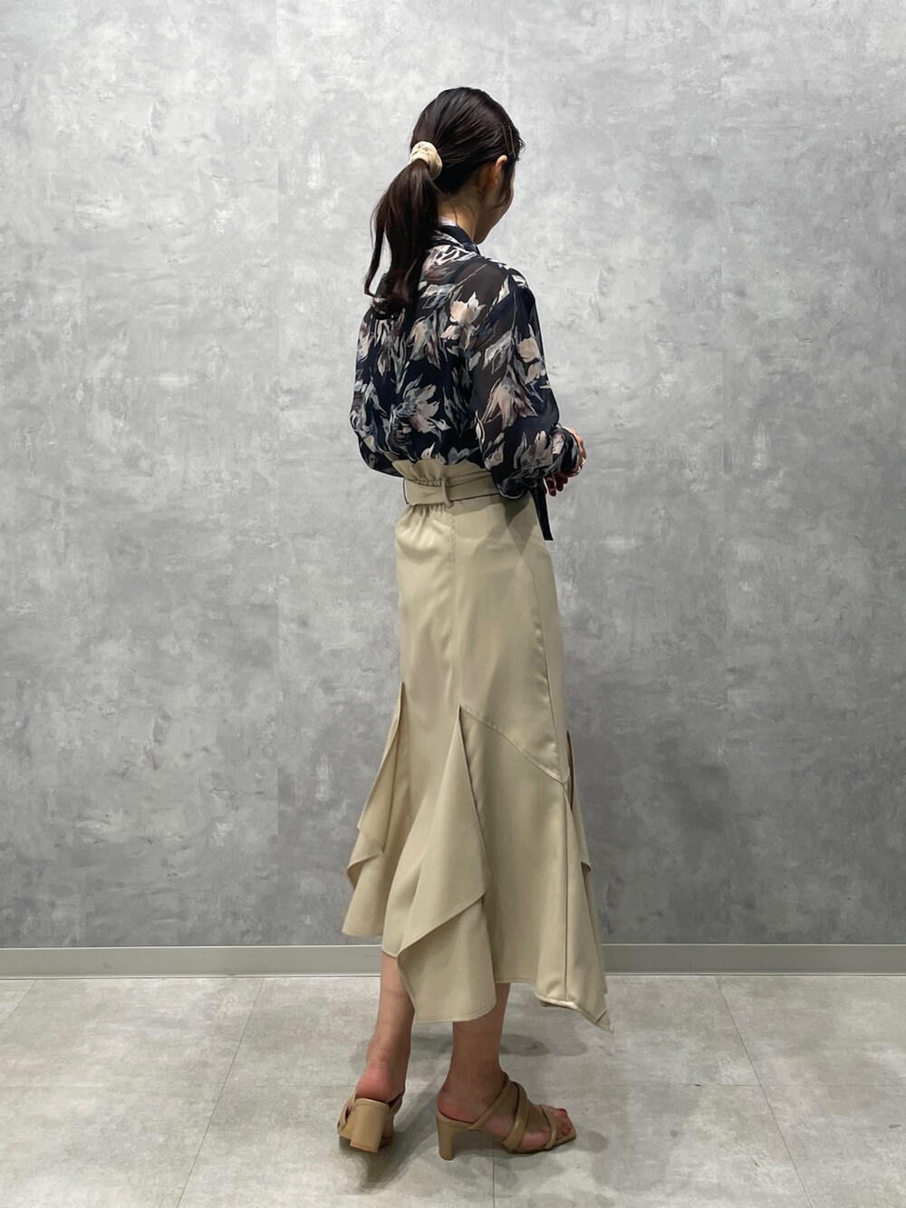 ベージュ系のサンダル、ホワイト系のスカート、ブルー系のシャツ/ブラウスを着用したレディースの冬コーディネートの5枚目の写真