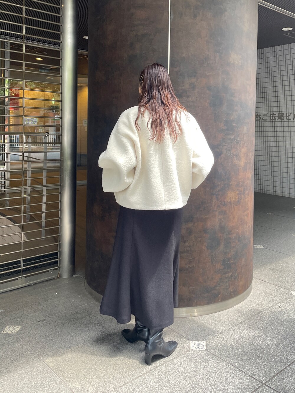 ブラック系のジャンパースカート、ピンク系のニット/セーター、ブラック系のブーツを着用したレディースの夏コーディネートの6枚目の写真