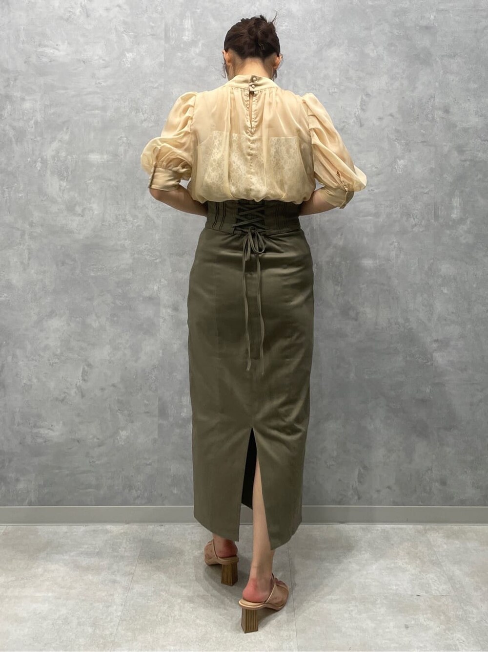 ベージュ系のシャツ/ブラウス、ベージュ系のスカート、ベージュ系のサンダルを着用したレディースの春コーディネートの5枚目の写真