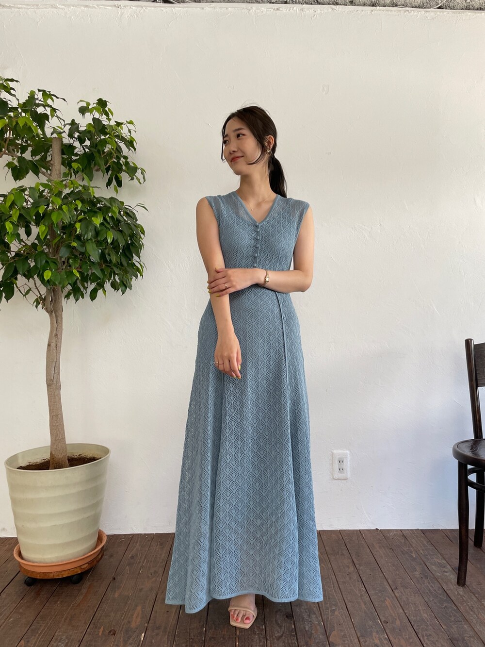 ベージュ系のサンダル、ブルー系のワンピースを着用したレディースの春コーディネートの3枚目の写真