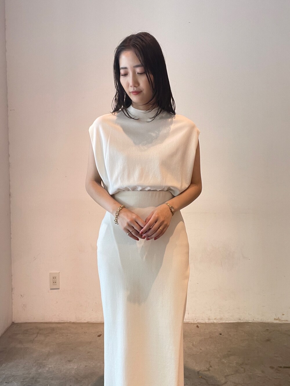 ホワイト系のスカート、ホワイト系のニット/セーター、イエロー系のサンダルを着用したレディースの夏コーディネートの9枚目の写真